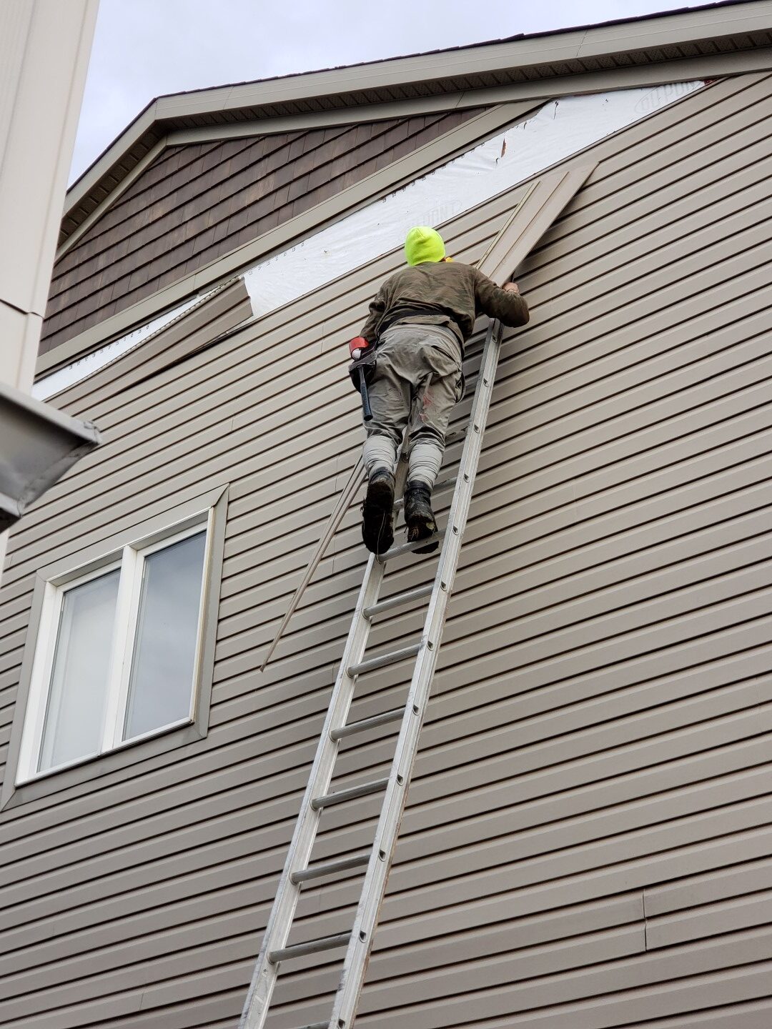 How Siding Repair Helps Save on Energy Costs